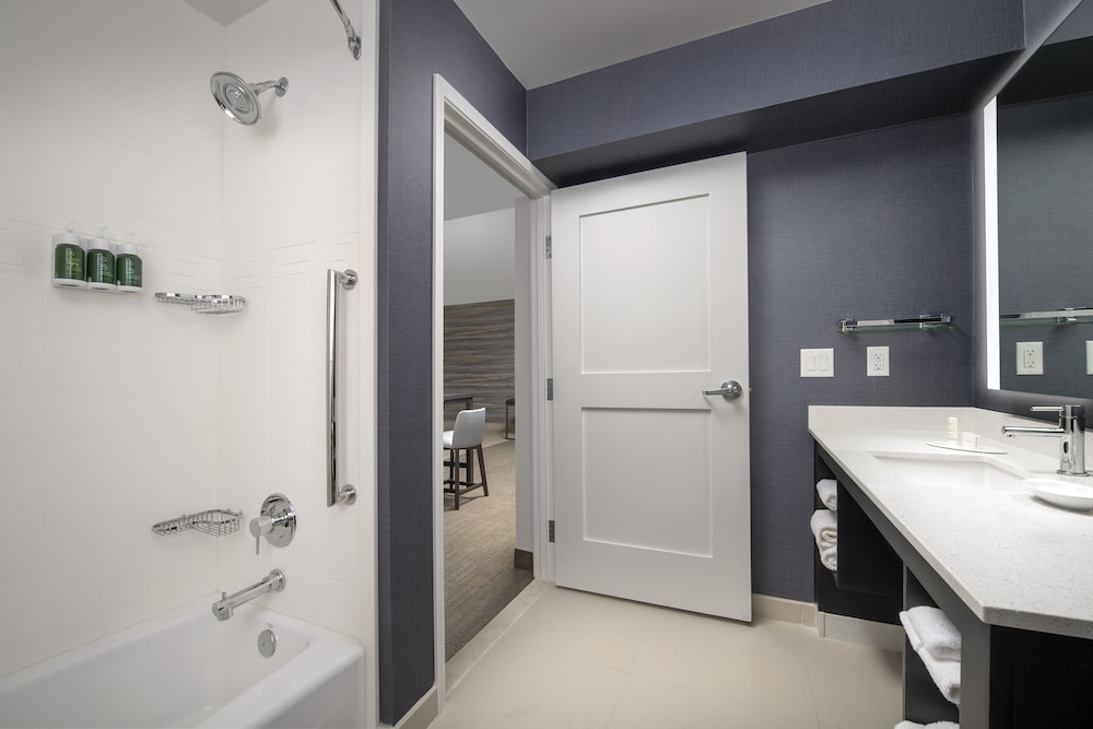 Suite, 1 Bedroom - Photo 13