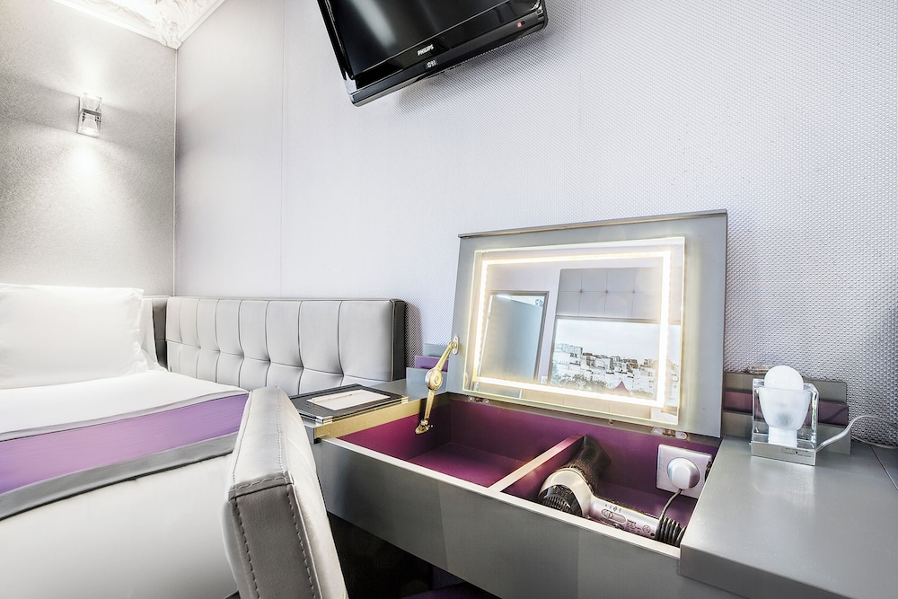 Comfort Room, Multiple Beds, Non Smoking (Twin bed on request) thumbnail 5