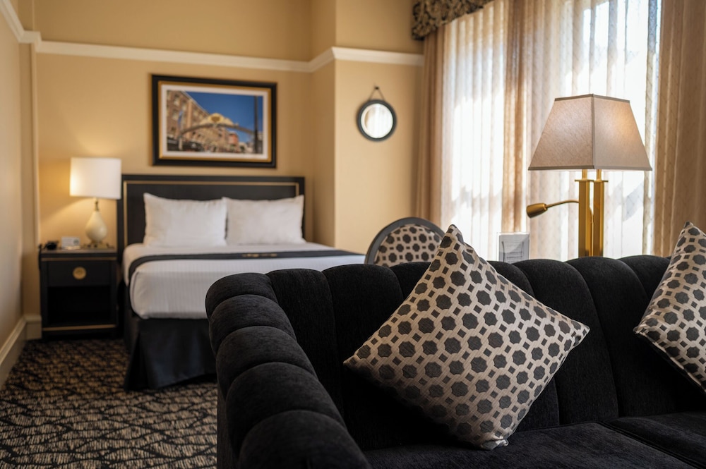 Junior Studio Suite, 1 Queen Bed with Sofa bed, Accessible, City View - Photo 4