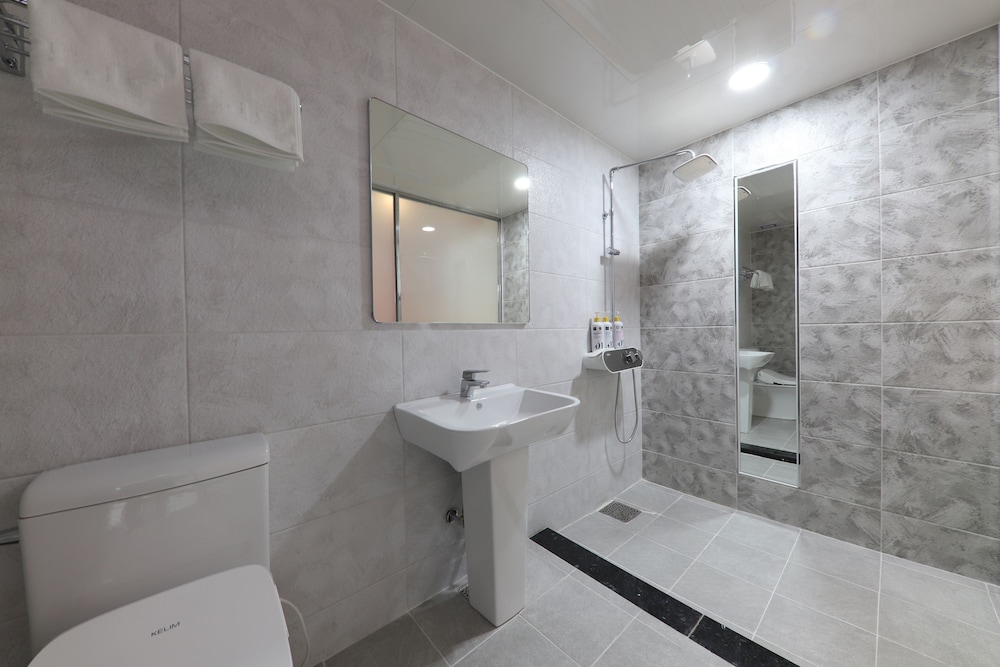 Deluxe Room, Jetted Tub - Photo 8