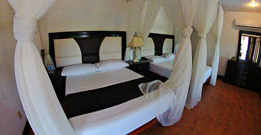 Family Quadruple Room (Partial Lagoon View) photo 2