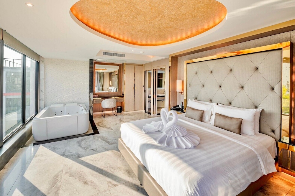 Grand Royal Suite with Jacuzzi - Photo 1