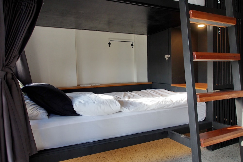 8 Beds Mixed Dormitory photo 3