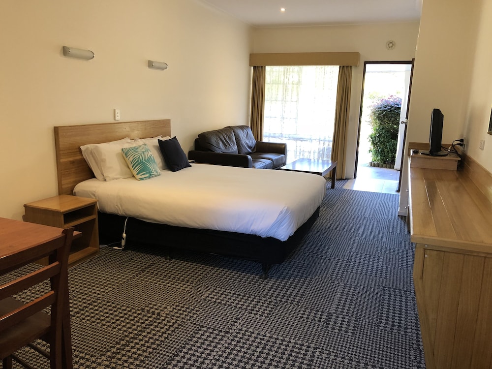 Standard Room, 1 Queen Bed photo 2