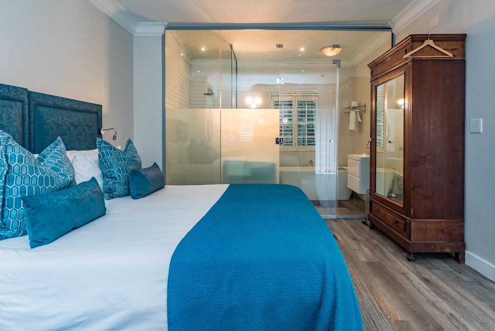Executive Room, 1 King Bed, Non Smoking, Pool View photo 3
