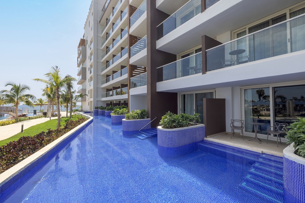 Luxury Junior Suite Swim Out - Photo 8
