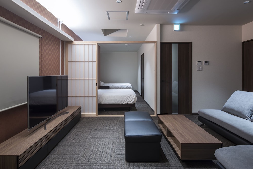 Executive Suite, Multiple Beds, Non Smoking, Hot Tub - Photo 1