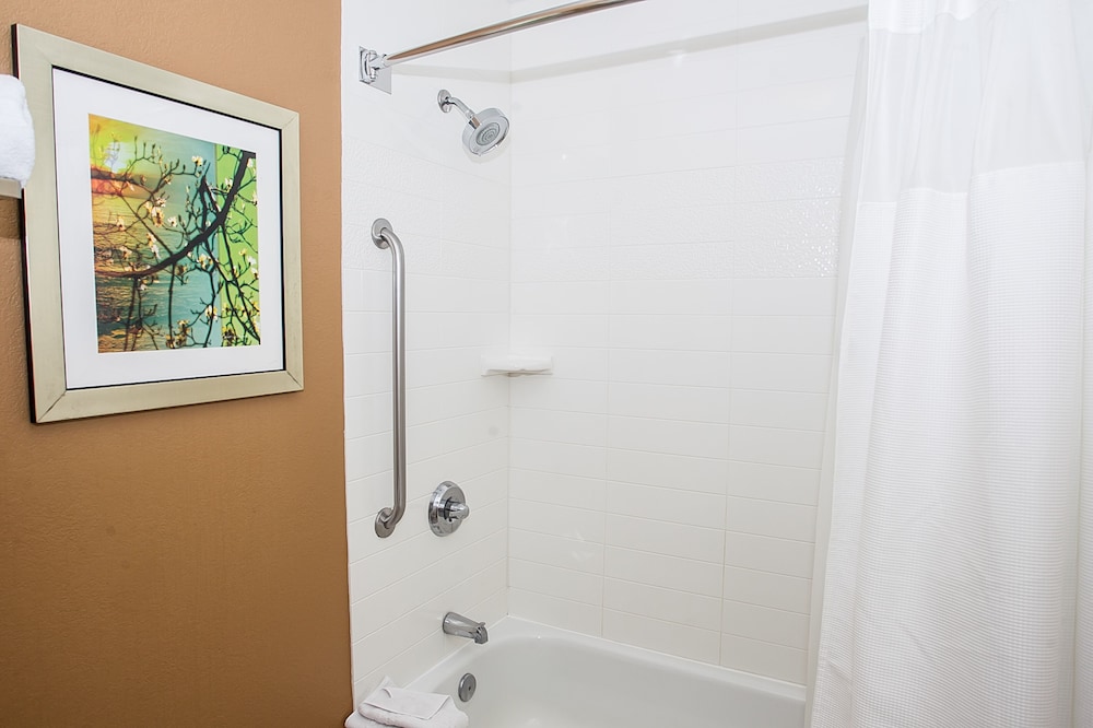 Room, 2 Queen Beds (Mobility/Hearing Accessible, Tub) - Photo 4