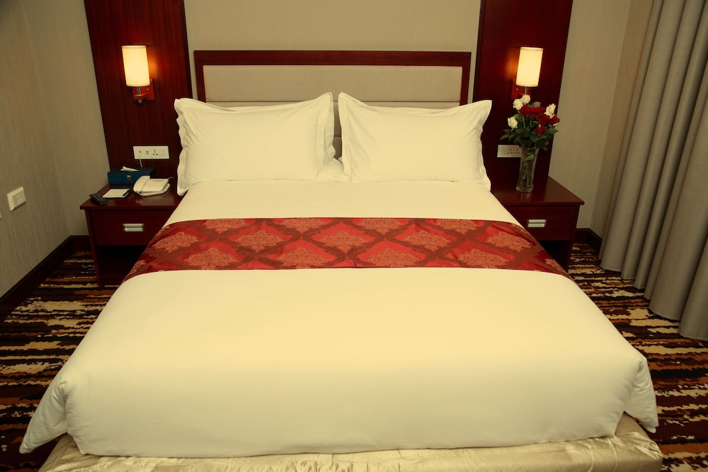 Standard Room, 1 Queen Bed photo 2