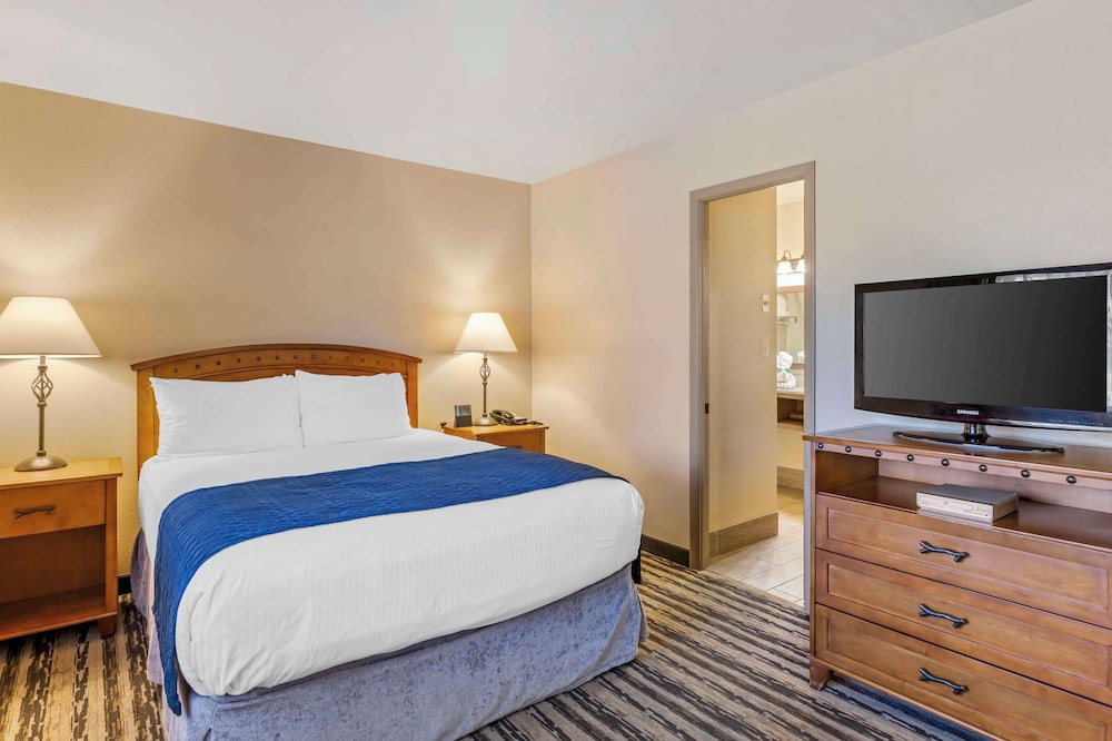 Suite, Multiple Beds, Non Smoking, Refrigerator & Microwave (3 Queen Beds) photo 2