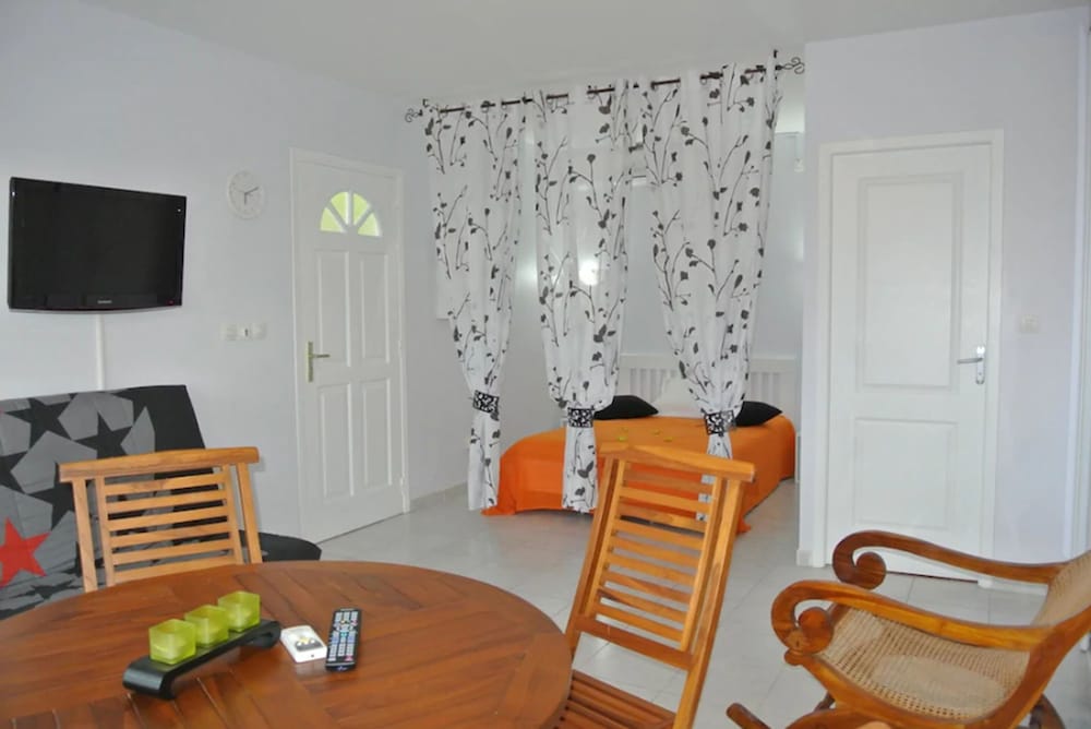 Studio, Sea View