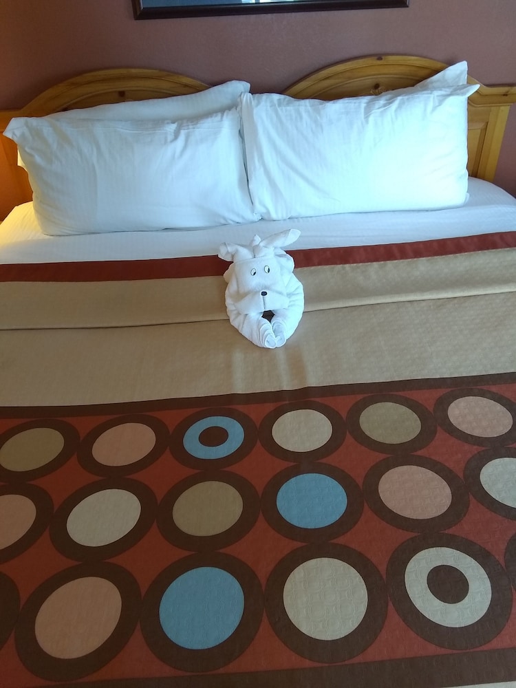 Room, 1 King Bed, Refrigerator - Photo 3