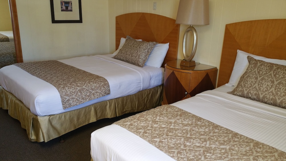 Room, 2 Queen Beds, Kitchenette photo 2