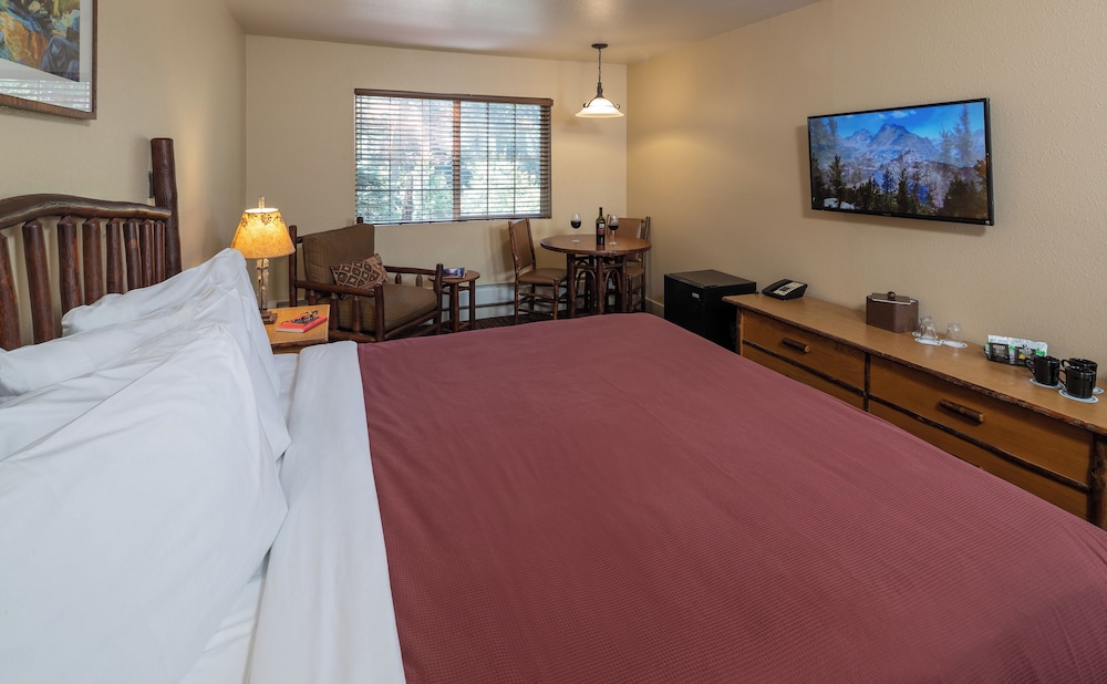 Deluxe Room, 1 King Bed, Accessible photo 2