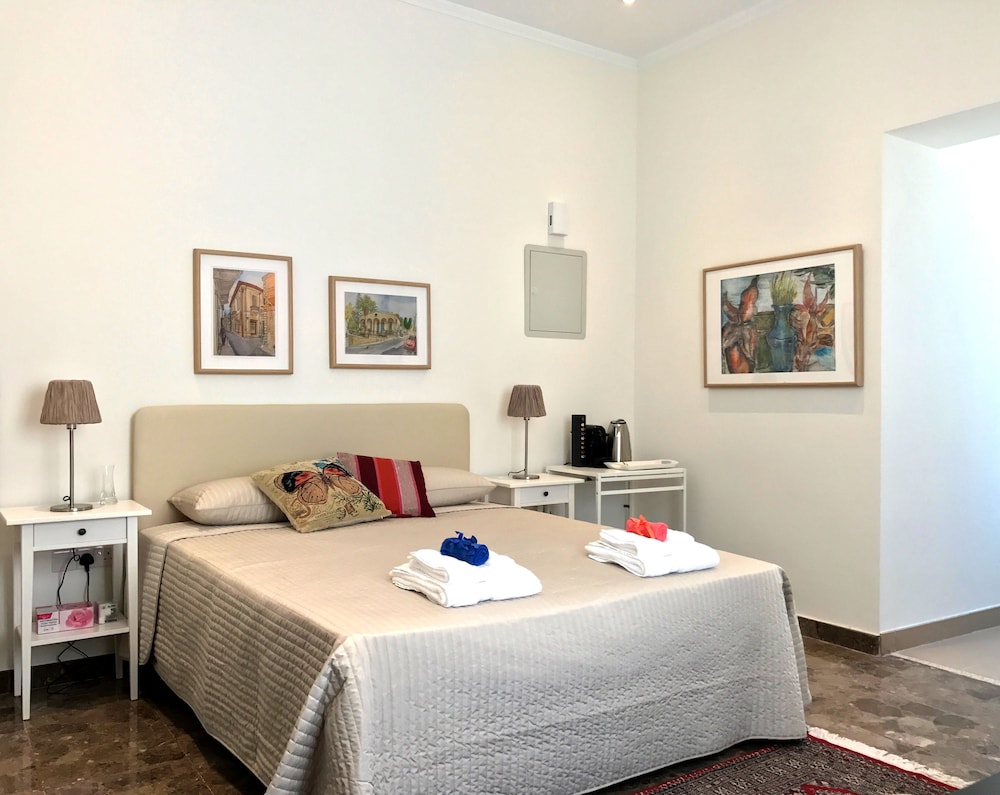 Luxury Studio Suite, 1 Queen Bed, Garden View (Carob Garden Studio) photo 3