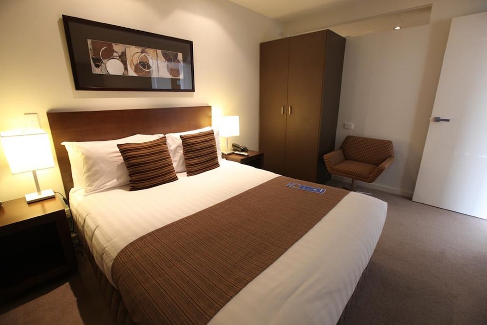 Deluxe King Room - Pool View - Photo 1