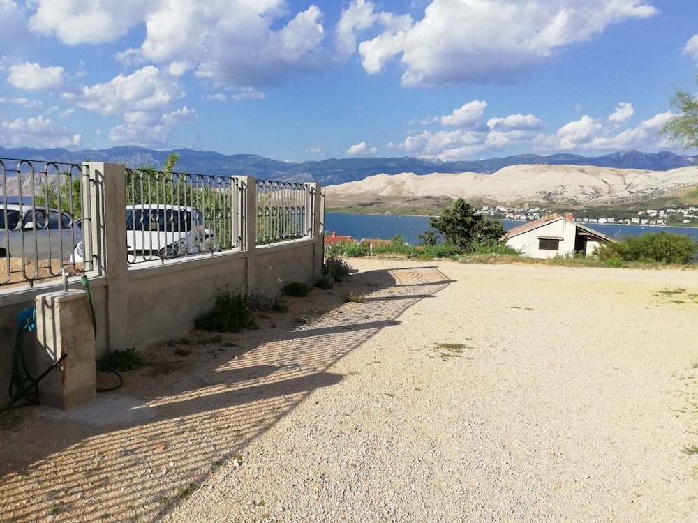 Apartment (Sarin - free parking and flat interne)