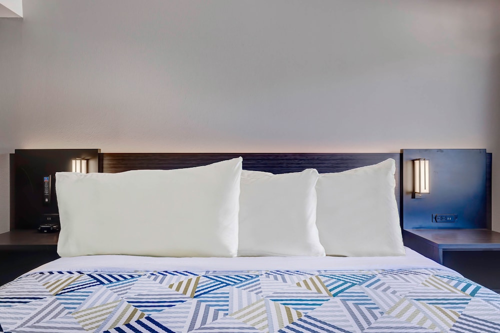Standard Room, 1 King Bed, Accessible, Non Smoking - Photo 5