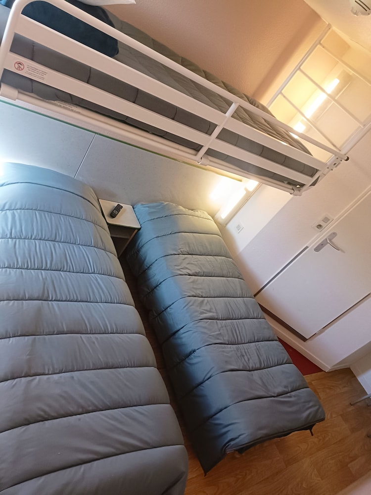 Economy Triple Room, 3 Twin Beds, Non Smoking photo 2