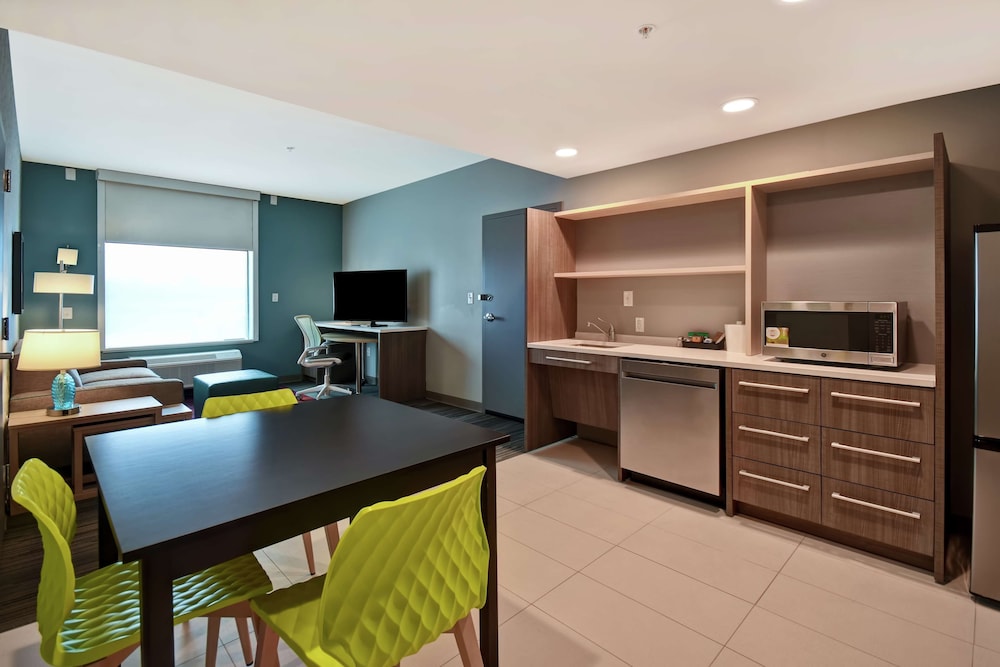 Suite, 1 King Bed, Accessible (Mobility & Hearing, Roll-in Shower) - Photo 3
