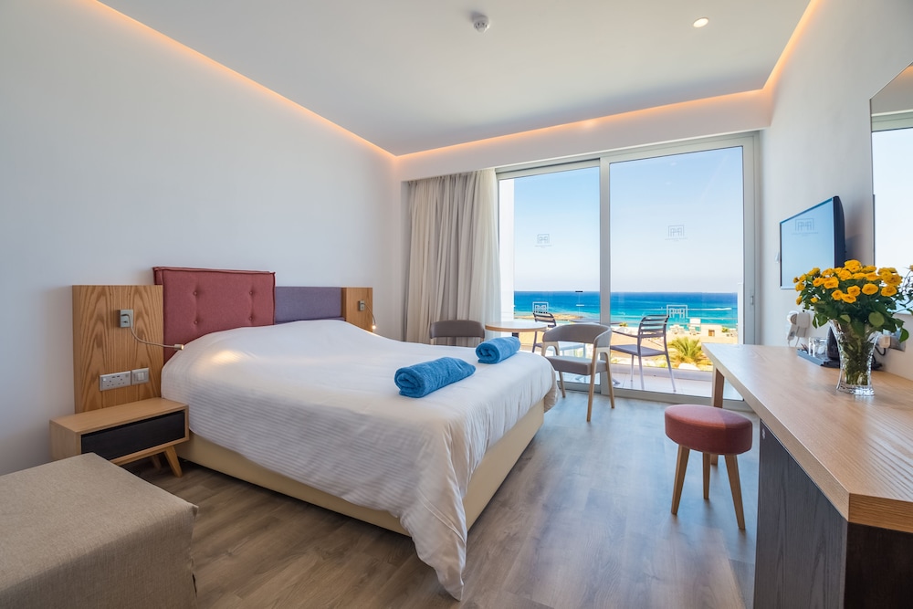 Classic Double Room, Partial Sea View - Photo 3