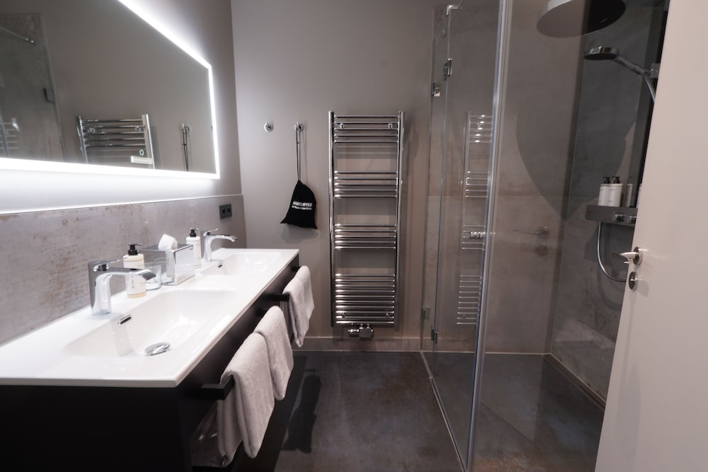 Standard Double Room - Photo 11