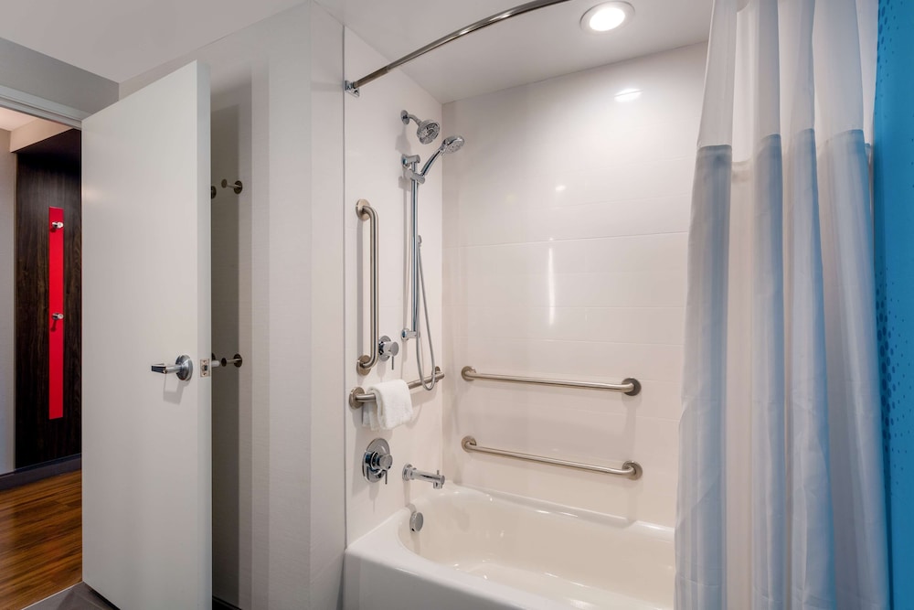 Room, 1 King Bed, Bathtub - Photo 2