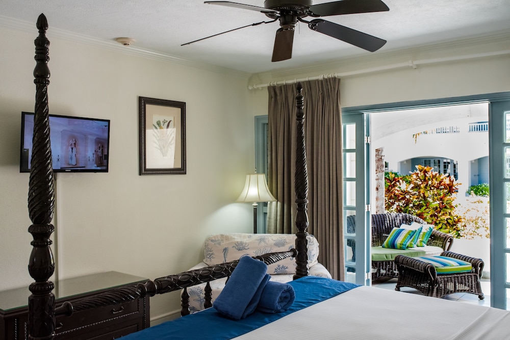 Deluxe Room, 1 King Bed, Pool View - Photo 1