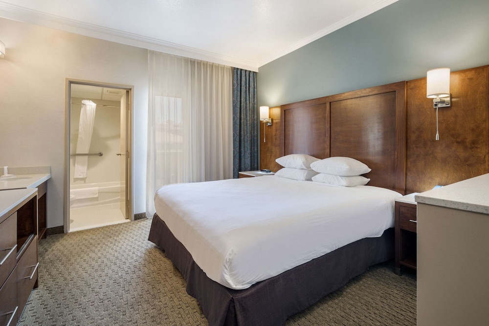 Suite, 1 King Bed, Non Smoking, Pool View - Photo 5