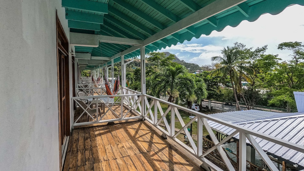 Comfort Single Room, 1 Large Twin Bed, Smoking, Partial Ocean View photo 3