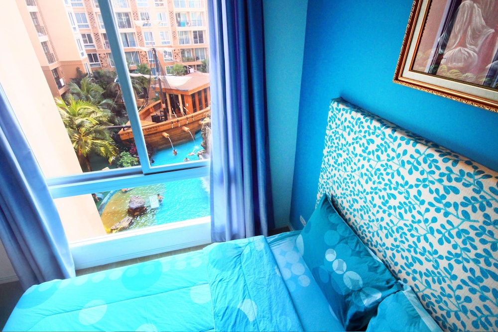 2 Bedrooms Family Suite with Kitchen, Pool View photo 2