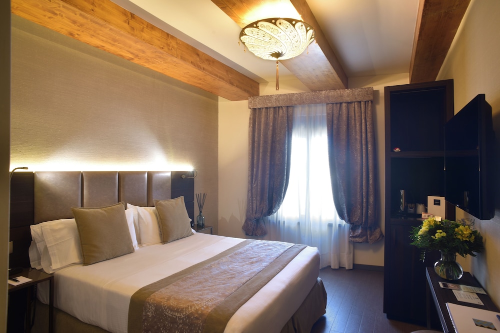 Comfort Double or Twin Room (Medium) thumbnail 5