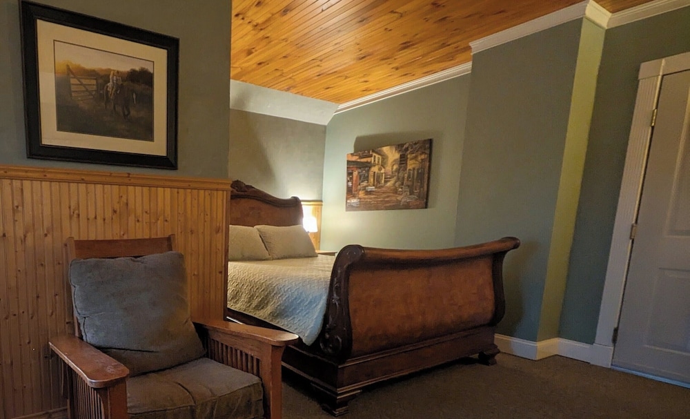 Deluxe Room, 1 Queen Bed, Fireplace photo 2