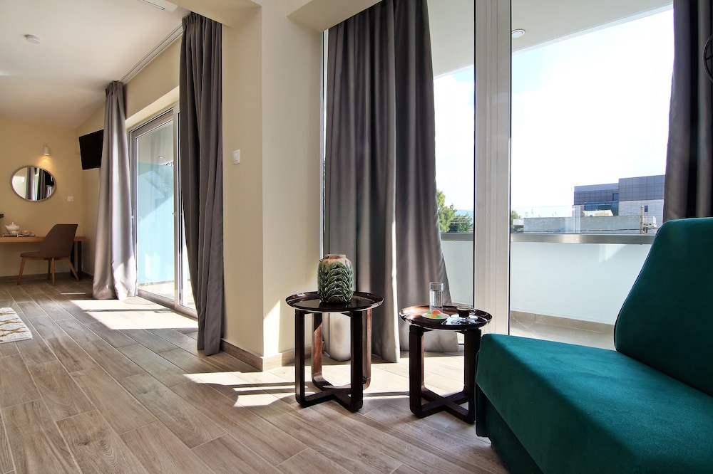Signature Suite, Partial Sea View photo 3
