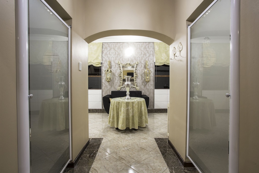 Honeymoon Studio Suite photo 3