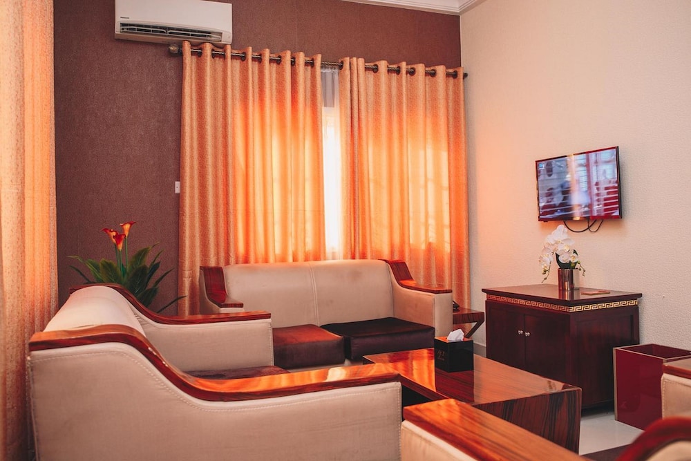 Executive Suite - Photo 3