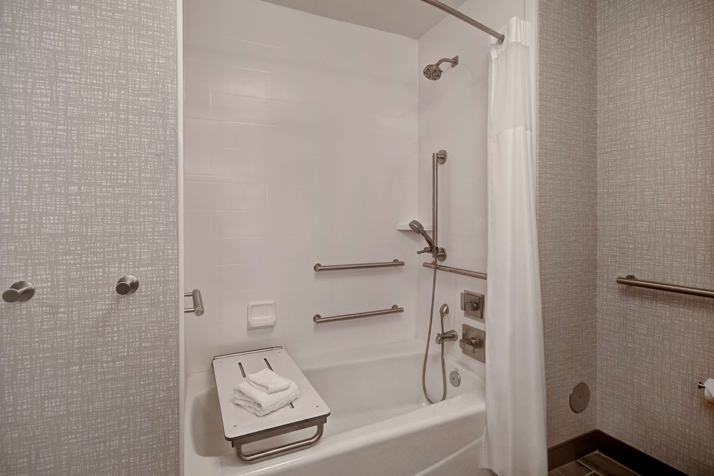 Room, 1 Queen Bed, Bathtub (Mobility, Fitness) - Photo 4