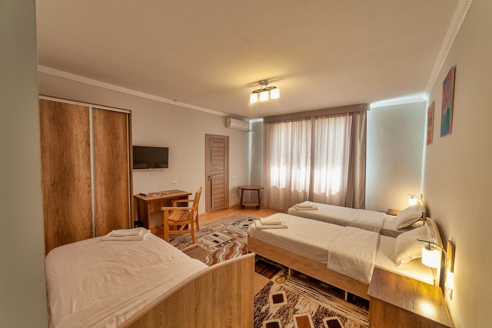 Basic Triple Room photo 3