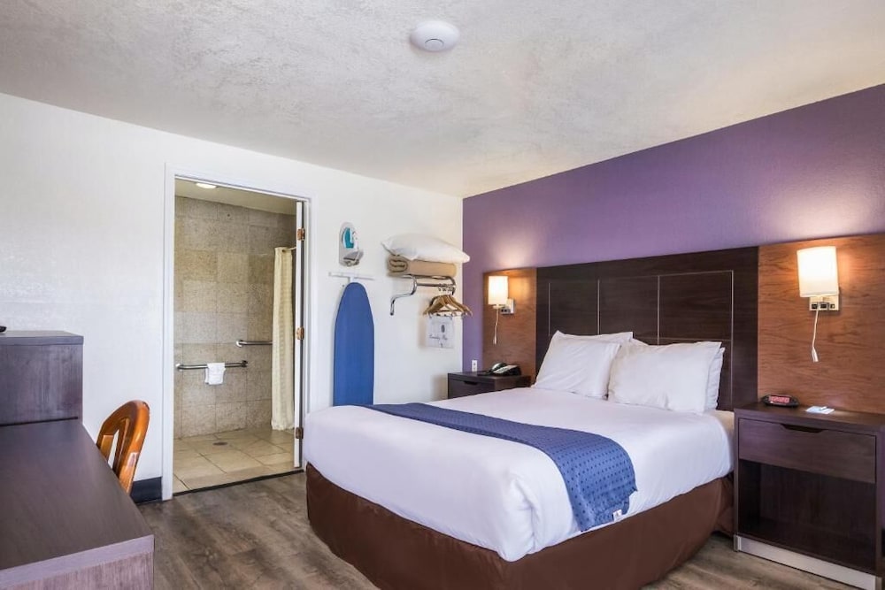 Standard Single Room, 1 Queen Bed, Accessible Bathtub - Photo 1