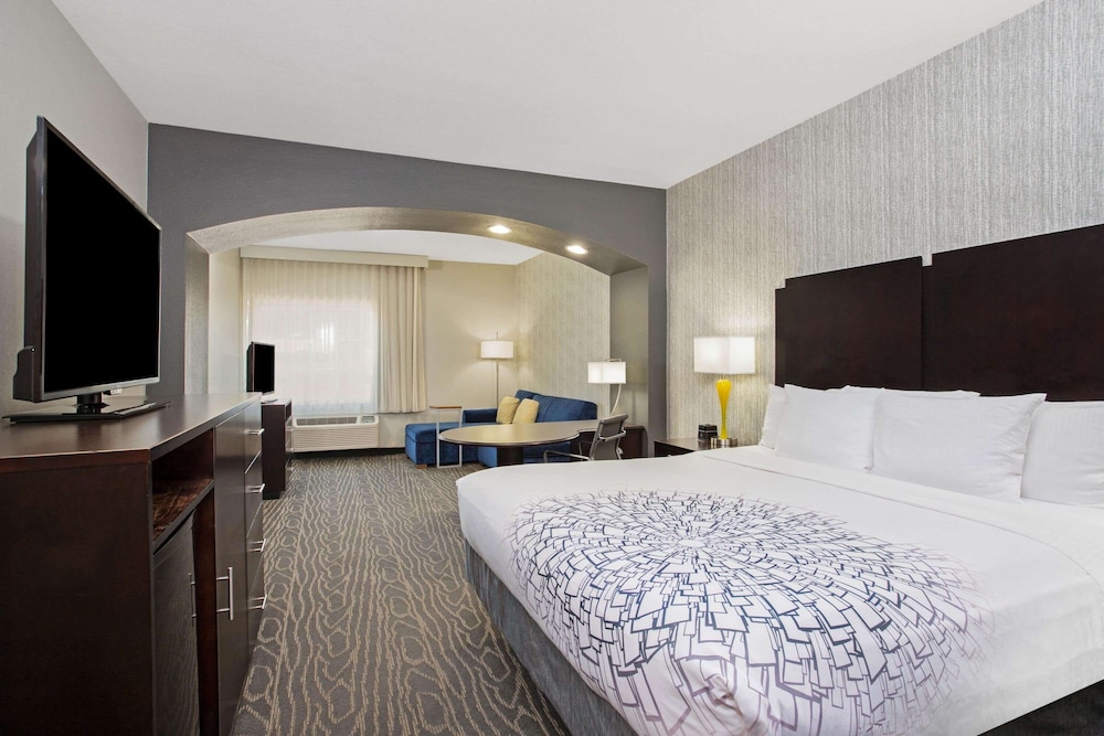 Studio Suite, 1 King Bed, Non Smoking (Limited View) - Photo 1
