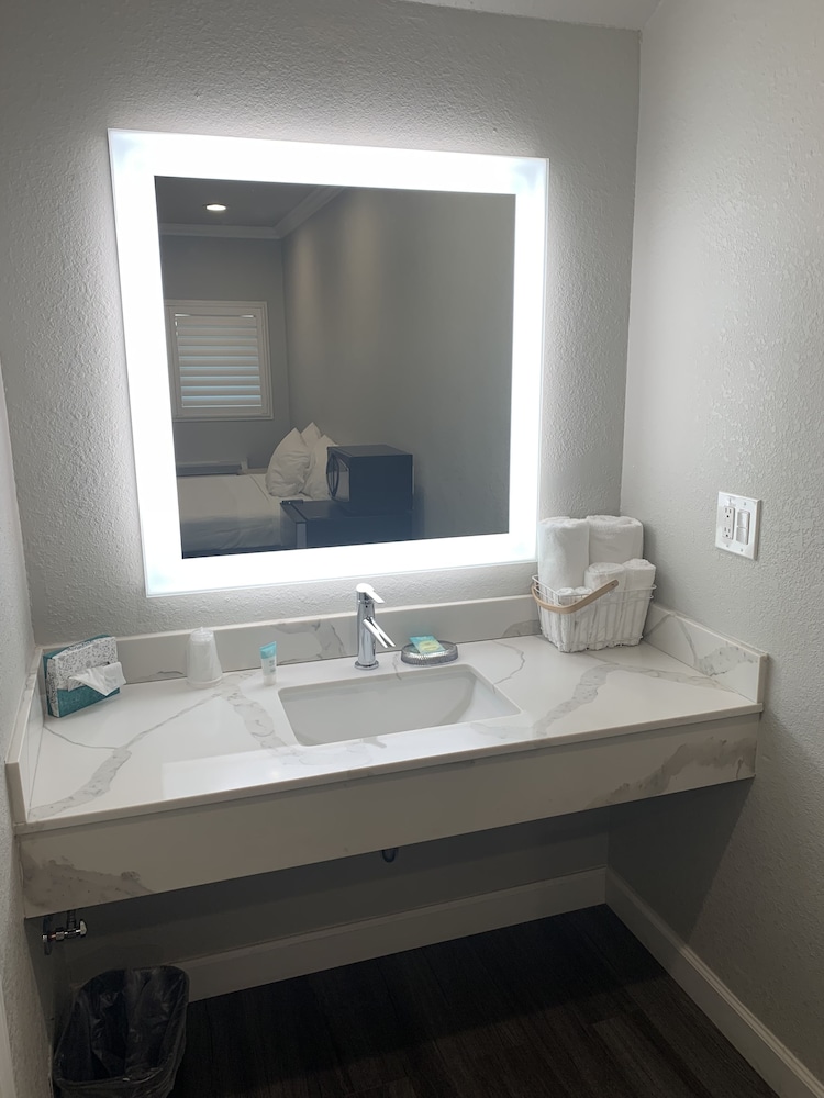 Deluxe Room, 2 Queen Beds, Refrigerator & Microwave photo 2
