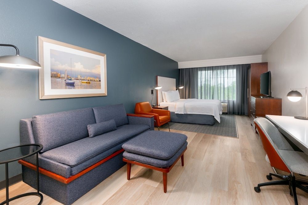 Room, 1 King Bed with Sofa bed (Mobility/Hearing Accessible, Tub)