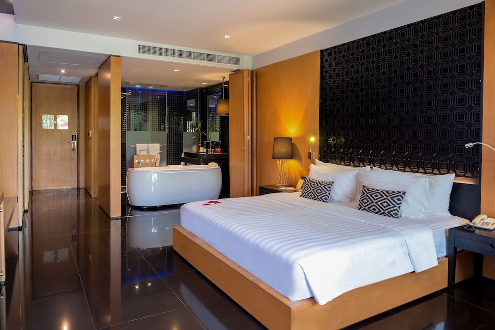 Deluxe Room, 1 King Bed (Jet Tub) - Photo 12