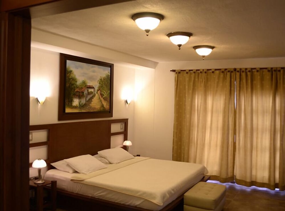 Luxury Suite, 1 King Bed, Mountain View