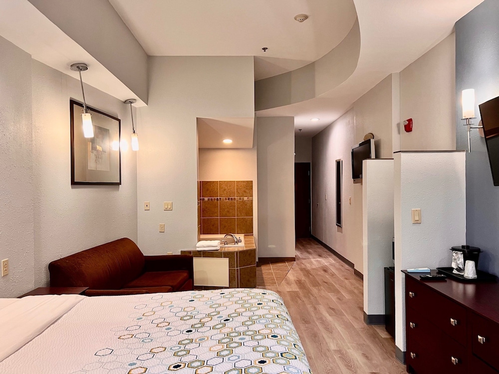 Studio, 1 King Bed, Non Smoking, Jetted Tub - Photo 7