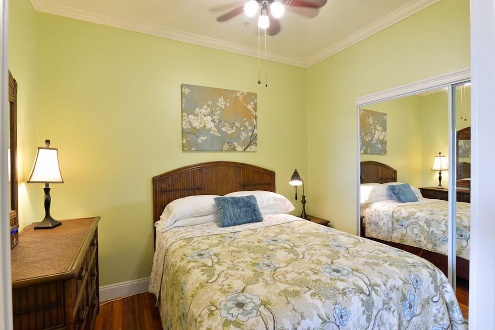 Luxury Suite Queen Room 12, 1 Queen Bed with Sofa bed, Kitchen photo 3