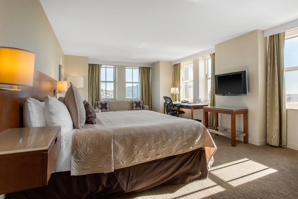 Signature Room, 1 King Bed (East Tower)
