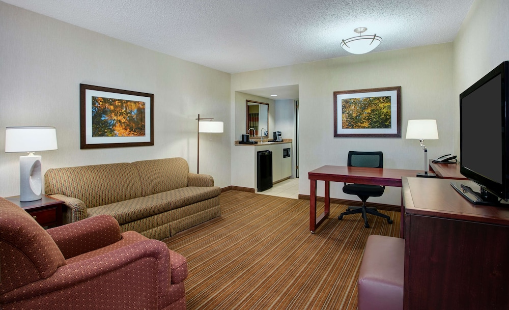 Basic Room, 1 King Bed, Non Smoking - Photo 3