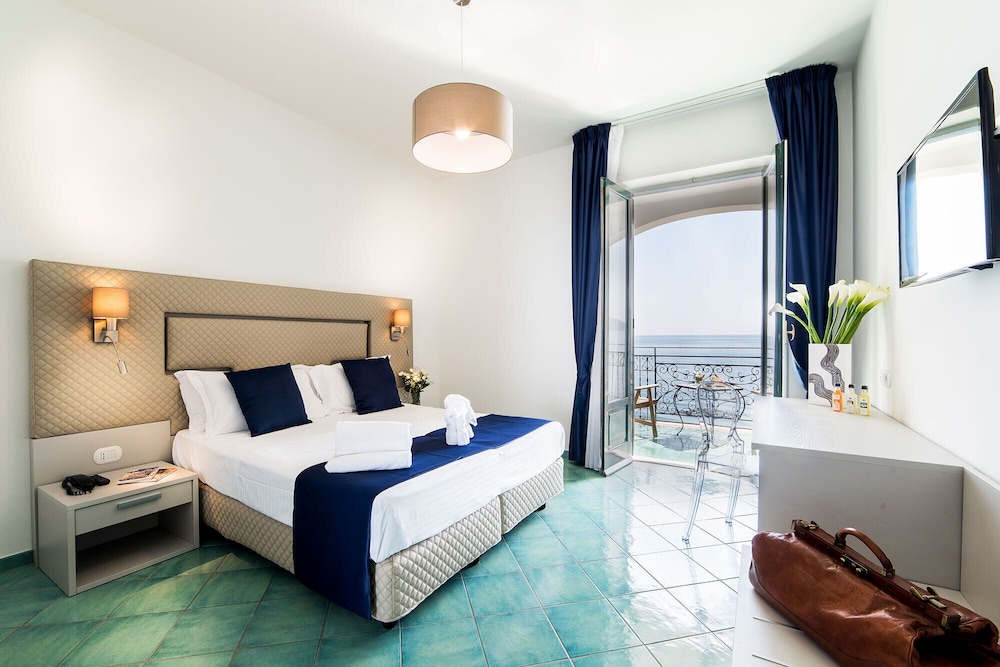 Deluxe Room, Sea View - Photo 4
