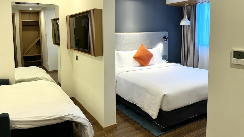 Suite, 1 King Bed - Photo 3